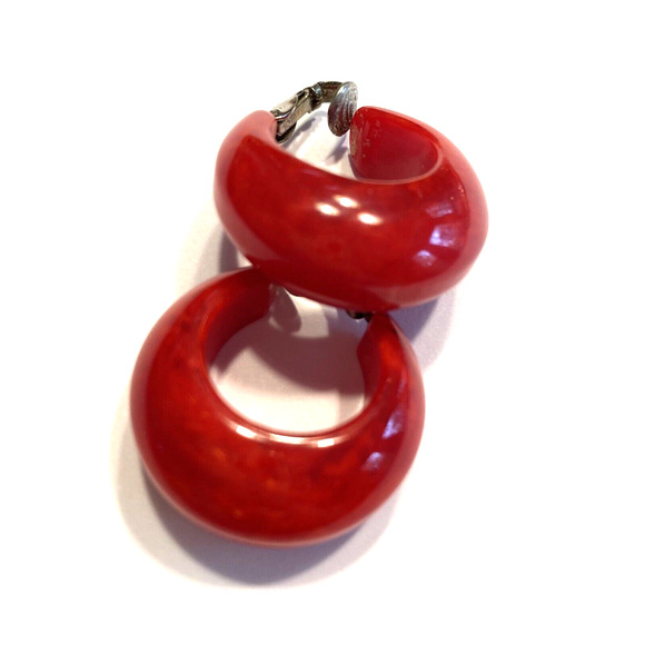 Vintage Clip On Earrings Faux Hoops Cherry Red Lucite Swirl Mod 1960’s Fashion - Picture 5 of 7